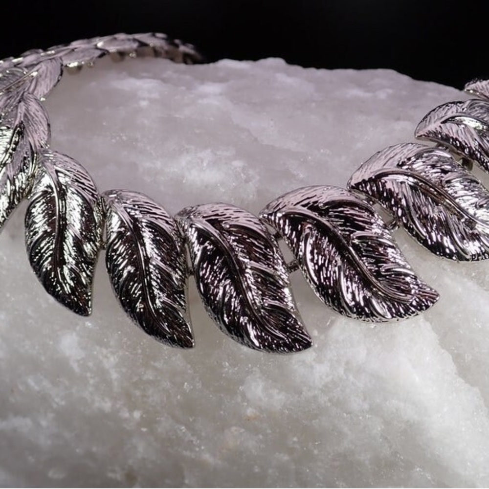 Vintage Designer Butler Silver Tone Leaf Design Collar Choker Necklace